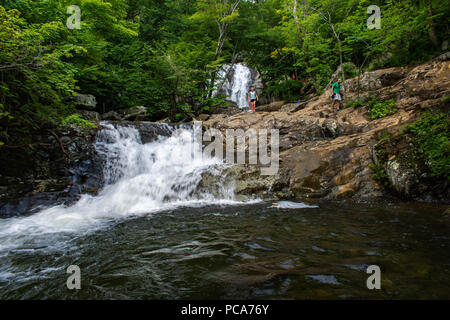 Les touristes profiter de cascade de Shenandoah National Park Banque D'Images