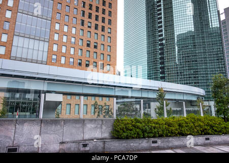 Des tours d'immeubles résidentiels et d'affaires dans le quartier de Shinagawa, Tokyo, région du Kanto, l'île de Honshu, Japon. Banque D'Images