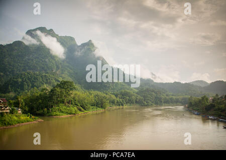 Montagnes brumeuses de Nong Khiaw, au Laos après la pluie. Banque D'Images