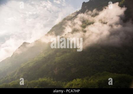 Montagnes brumeuses de Nong Khiaw, au Laos après la pluie. Banque D'Images