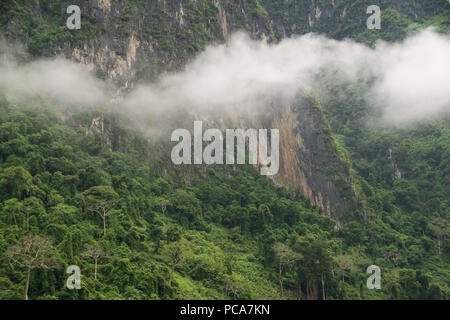 Montagnes brumeuses de Nong Khiaw, au Laos après la pluie. Banque D'Images