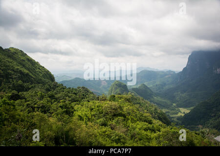 Beau paysage luxuriant vu d'un point de vue au-dessus de Nong Khiaw au Laos LAO. Banque D'Images