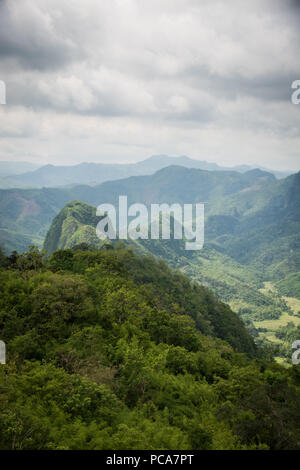 Beau paysage luxuriant vu d'un point de vue au-dessus de Nong Khiaw au Laos LAO. Banque D'Images