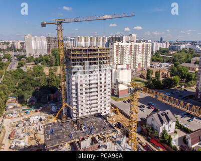 Construction de nouveaux appartements dans le quartier résidentiel de la ville. site de construction avec des grues à tour. Vue aérienne Banque D'Images