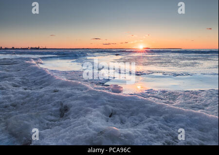 Coucher de soleil sur la mer gelée à Tallinn Banque D'Images