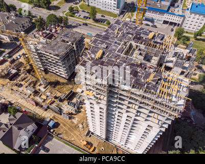 Vue de dessus de l'antenne de chantier. nouveau bâtiment à plusieurs étages en construction Banque D'Images