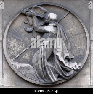 Sacrifice à Asclépios, dieu de la médecine dans la religion grecque antique et de la mythologie. L'allégement de la pierre à l'édifice de la Faculté de médecine de Paris, France Banque D'Images