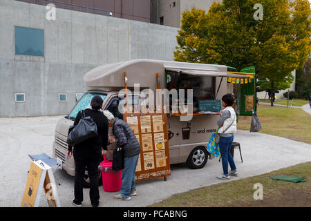 Les femmes japonaises en attente dans un camion alimentaire lors d'un festival à Kanazawa, Japon Banque D'Images