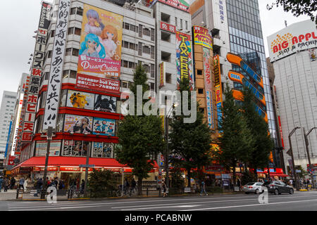 Les rues d'Akihabara avec les magasins et les piétons, un quartier commerçant pour les jeux vidéos, manga, anime, et biens d'ordinateur Banque D'Images