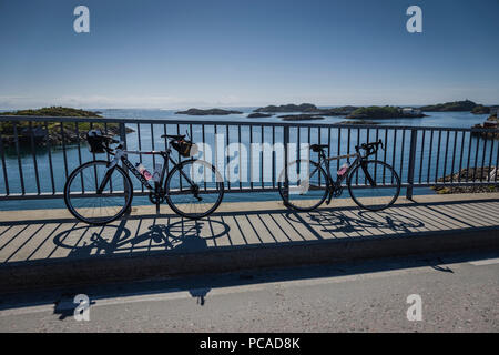 Deux vélos de route sur le pont qui mène à Henningsvær, îles Lofoten, Norvège. Banque D'Images