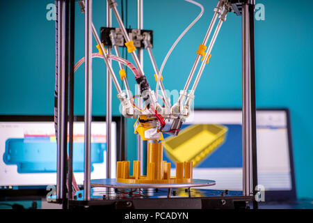 Pièces orange d'impression sur une imprimante 3D Banque D'Images