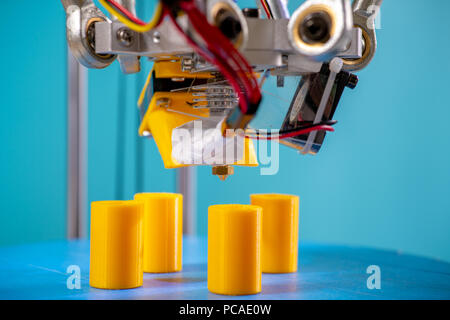 Pièces orange d'impression sur une imprimante 3D Banque D'Images