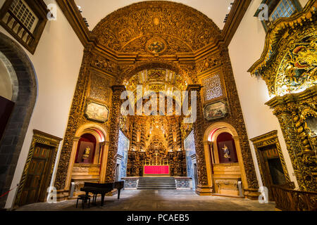 Bel autel sculpté, au Portugal, la plus grande église des Jésuites du Collège, Ponta Delgada, île de Sao Miguel, Açores, Portugal, Europe, Atlantique Banque D'Images