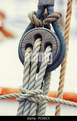 Des cordes attachées à des mécanismes de levage le yacht en bois vintage Banque D'Images