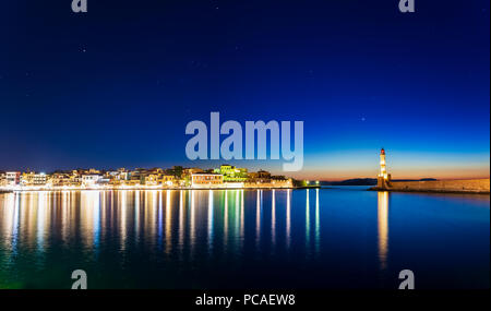Vue panoramique sur le port vénitien de nuit, Chania, Crète, îles grecques, Grèce, Europe Banque D'Images