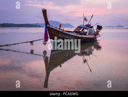 Bateau à longue queue sur Rawai Beach, Phuket, Thaïlande, Asie du Sud, Asie Banque D'Images