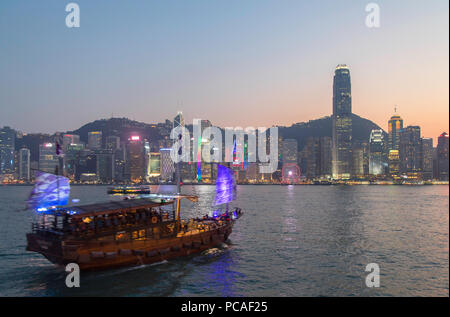 Junk Boat dans le port de Victoria, au crépuscule, l'île de Hong Kong, Hong Kong, Chine, Asie Banque D'Images