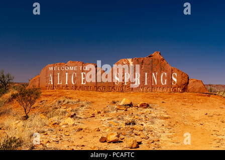 PANNEAU ALICE SPRINGS TOWN AU NORD DE LA VILLE SUR STUART HIGHWAY, TERRITOIRE DU NORD, AUSTRALIE Banque D'Images