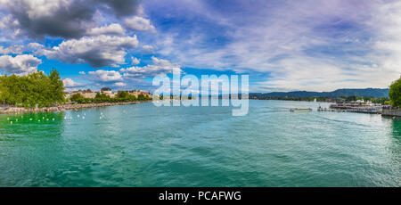 Vue panoramique de la lac de Zurich et les Alpes à la place Bürkli (Bürkliplatz) avec de superbes cloudscape et ciel bleu sur une journée ensoleillée, Zurich, Suisse Banque D'Images