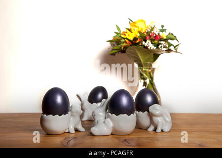 Décoration de pâques oeufs petit-déjeuner avec des fleurs Banque D'Images