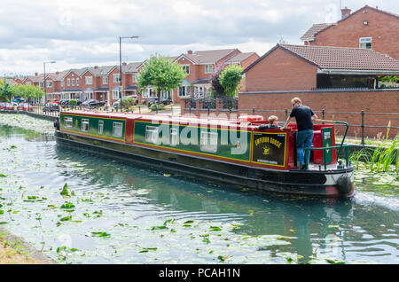 Le canal de Birmingham dans Tipton, Dudley qui s'étend entre Birmingham et Wolverhampton de nénuphars poussant dans l'eau non polluée Banque D'Images