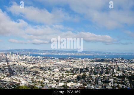 Belle vue aérienne de la San Francisco Twin Peaks donnant sur la ville pittoresque de la skyline avec de nombreux bâtiments et monuments de l'arrière-plan Banque D'Images