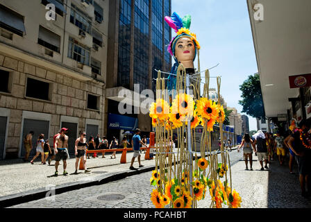 L'Amérique du Sud, Brésil - 11 Février 2018 : un homme vend une sélection de bandeau frontal pendant le carnaval au centre-ville de Rio de Janeiro Banque D'Images