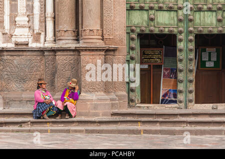21 avril 2014 - Cusco, Pérou. Groupe de femmes indigènes qui posent avec les jeunes lamas. Portant des vêtements traditionnels colorés, des textiles. Banque D'Images