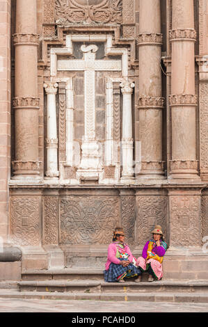 21 avril 2014 - Cusco, Pérou. Groupe de femmes indigènes qui posent avec les jeunes lamas. Portant des vêtements traditionnels colorés, des textiles. Banque D'Images