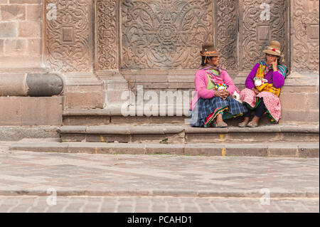 21 avril 2014 - Cusco, Pérou. Groupe de femmes indigènes qui posent avec les jeunes lamas. Portant des vêtements traditionnels colorés, des textiles. Banque D'Images