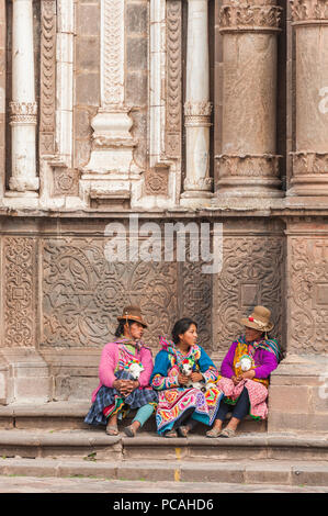 21 avril 2014 - Cusco, Pérou. Groupe de femmes indigènes qui posent avec les jeunes lamas. Portant des vêtements traditionnels colorés, des textiles. Banque D'Images