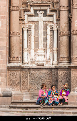 21 avril 2014 - Cusco, Pérou. Groupe de femmes indigènes qui posent avec les jeunes lamas. Portant des vêtements traditionnels colorés, des textiles. Banque D'Images