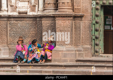 21 avril 2014 - Cusco, Pérou. Groupe de femmes indigènes qui posent avec les jeunes lamas. Portant des vêtements traditionnels colorés, des textiles. Banque D'Images