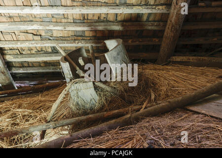 Très ancien et d'une baignoire en bois cassée gisant dans la grange sur la paille foin grenier Banque D'Images