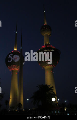 La ville de Koweït, Koweït - l'affichage à l'éclairage Kuwait Towers célébrer le 50e anniversaire des Jeux Olympiques spéciaux, le 19 juillet 2018. Une célébration dans la ville de Koweït était l'un de ces nombreux événements partout dans le monde. (U.S. Photo de l'armée par le Sgt. 1re classe Doug Rôles) Banque D'Images