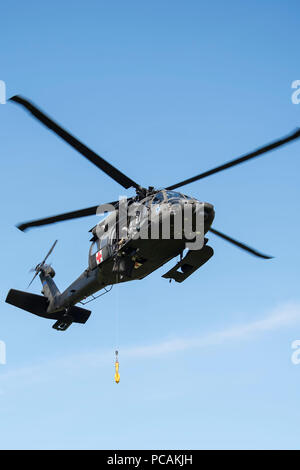 La Garde nationale aérienne de l'Alaska un UH-60 Black Hawk plane au-dessus de la zone d'atterrissage au cours de l'évacuation à la formation de base commune Elmendorf-Richardson, Alaska, le 19 juillet 2018. Formation a été menée par les Marines américains avec la compagnie Delta, 4e bataillon de police de réserve du Corps des Marines, Centre Billings, Montana. (U.S. Air Force photo par un membre de la 1re classe Caitlin Russell) Banque D'Images