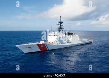 180729-G-ZV557-1190 de l'OCÉAN PACIFIQUE (Juillet 29, 2018) de la U.S. Coast Guard Cutter Bertholf (WMSL 750) est en cours le 29 juillet, au cours de l'exercice RIMPAC. Vingt-cinq nations, 46 navires et 5 sous-marins, environ 200 avions et 25 000 personnes participent à l'EXERCICE RIMPAC du 27 juin au 2 août dans et autour de l'île hawaïenne et du sud de la Californie. Le plus grand exercice maritime international RIMPAC, fournit une formation unique alors que la promotion et le soutien de relations de coopération entre les participants essentiels pour assurer la sécurité des voies maritimes et de la sécurité sur la th Banque D'Images