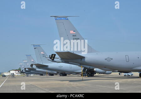 3 KC-135-R Stratotankers de McGhee Tyson Air National Guard Base Park sur la ligne de vol ici lors de la 117e Escadre de ravitaillement en vol, Birmingham (Alabama), le 12 juillet 2018. (U.S. Photo de la Garde nationale aérienne : le s.. Jim Bentley) Banque D'Images