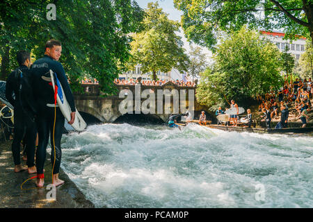 Surfer sur l'Eisbach dans le Jardin Anglais avec beaucoup d'spectactors Banque D'Images