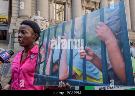 New York, États-Unis. 31 juillet, 2018. Patricia Okoumou, Statue de la liberté climber s'adressant à la foule des défenseurs de l'Immigration- visant à abolir la glace se sont réunis le 31 juillet 2018 à l'extérieur de l'Alexander Hamilton Custom House de Bowling Green où le DHS Kirstjen Secrétaire et Vice-président de Nielsen Mike Pence a assisté à une conférence de DHS, d'exiger que le secrétaire et vice-président de Nielsen Pence de réunir les familles séparées cruellement par les politiques anti-immigrés. Crédit : Erik McGregor/Pacific Press/Alamy Live News Banque D'Images