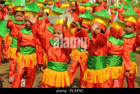 Madiun, Indonésie. 31 juillet, 2018. Un total de 1000 personnes de l'éducation de la petite enfance (PAUD) écoles ont répondu à l'adiun "Pinck Dance' de masse au cours de la Journée nationale de l'enfant en 2018 dans la ville de Madiun. Credit : Ajun Ally/Pacific Press/Alamy Live News Banque D'Images