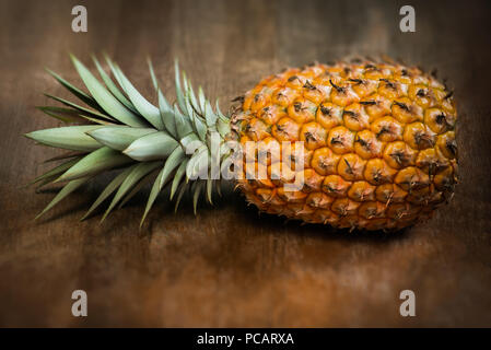 Seul un ensemble complet de fruits ananas bio sur fond de bois entièrement mûre mature cultivé, fixées sur le côté Banque D'Images