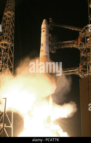 Lancement d'une fusée Delta IV Alliance se soulève avec la NASA/NOAA satellite géostationnaire opérationnel d'étude de l'environnement (GOES-P P) 2010 Banque D'Images
