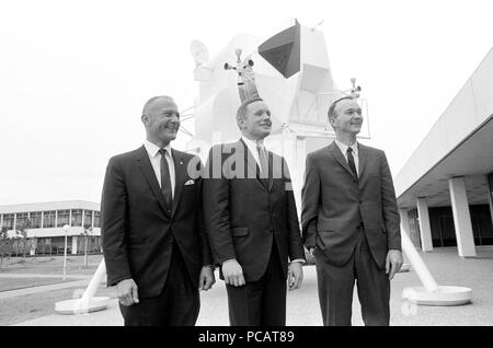 Ce portrait du premier équipage de l'alunissage d'Apollo 11 mission a été prise le lendemain de la NASA a annoncé l'affectation de l'équipage. De gauche à droite sont Edwin E. Aldrin Jr., pilote du module lunaire ; Neil A. Armstrong, commandant, et Michael Collins, pilote du module de commande. 10 janvier 1969 Banque D'Images