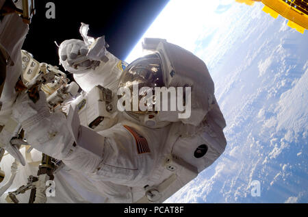 L'astronaute Steve Bowen, spécialiste de mission STS-126, participe à la mission prévue de la troisième sortie dans le bâtiment et l'entretien de la Station spatiale internationale. 6 heures, 57 minutes sortie dans Banque D'Images