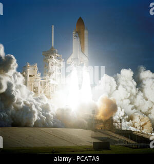 La navette spatiale Endeavour décolle dans un ciel d'après-midi pour commencer la mission STS-108 le 5 décembre 2001 Banque D'Images