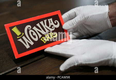 Un employé de Prop Store tient un bar Wonka du film Willy Wonka & The Chocolate Factory (environ 8 à 10,000 £) au siège du Prop Store près de Rickmansworth, en prévision de la vente aux enchères en direct de souvenirs de divertissement le 20 septembre. Banque D'Images