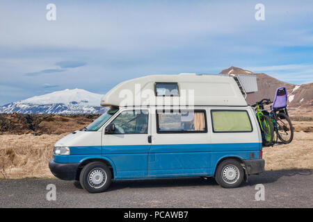 16 avril 2018 : Budir, péninsule de Snaefellsnes, Islande occidentale - Volkswagen T4 Campervan avec des vélos à l'arrière, et le volcan Snæfellsjokull dans... Banque D'Images