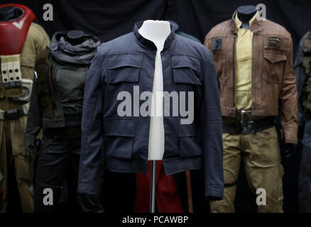 Han Solo's jacket, porté par Harrison Ford dans Star Wars : The Empire Strikes Back (estimation &pound;500 000 - &pound;) Il faut remarquer sur l'écran en face des costumes d'un voyou : Une histoire de la guerre des étoiles, sur l'affichage à la prop Store siège social près de Rickmansworth avant la vente aux enchères des souvenirs de divertissement le 20 septembre. Banque D'Images