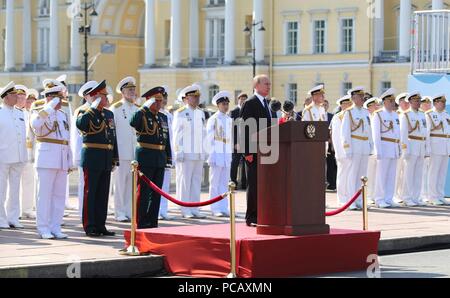 Le président russe Vladimir Poutine, centre, avec les dirigeants de la marine pendant les célébrations de la Journée de la Marine, 29 juillet 2018 à Saint-Pétersbourg, en Russie. Banque D'Images